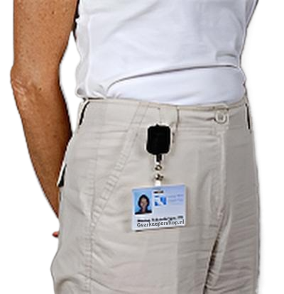 Gear Keeper retractor met een ID-pasje aan een broek bevestigd