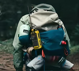 Vero VGC VR-N76 portofoon in de kleur geel bevestigd aan een rugzak tijdens hiking