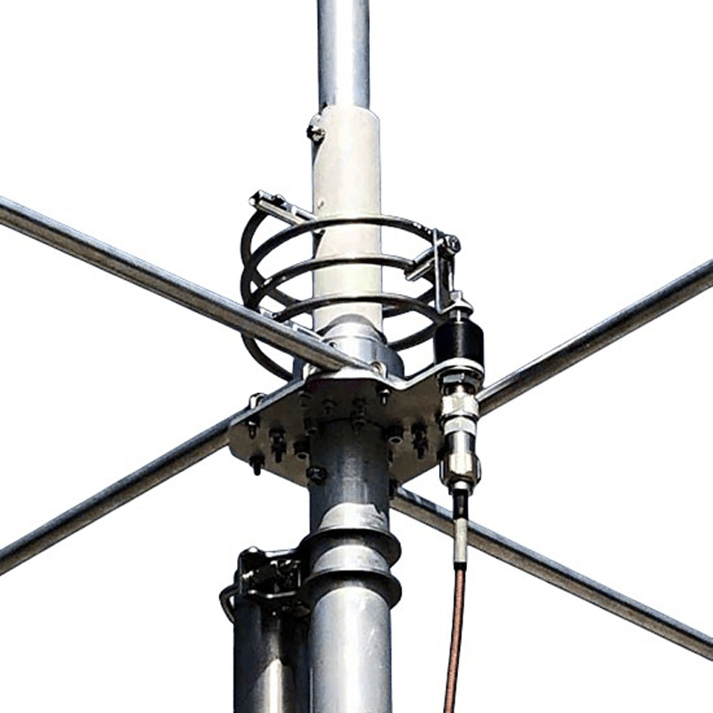 Close up van de Q-coil en aansluiting van de coaxkabel aan de Grazioli FE62V VHF-basisantenne voor de 6M band 