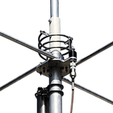 Close up van de Q-coil en aansluiting van de coaxkabel aan de Grazioli FE62V VHF-basisantenne voor de 6M band 