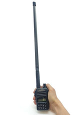 Jetfon DBT-2 aangesloten op een handheld UHF/VHF transceiver die in de hand vastgehouden wordt