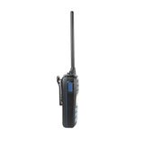 Zijkant Jopix Marine 515P handheld VHF marifoon met spreeksleutel, riemclip en antennn