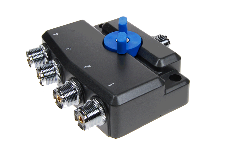 Zijkant van de K-PO AV-SW-M-4M0N 4-weg antenne switch een UHF-F (PL) ingang en vier UHF-F (PL) uitgangen