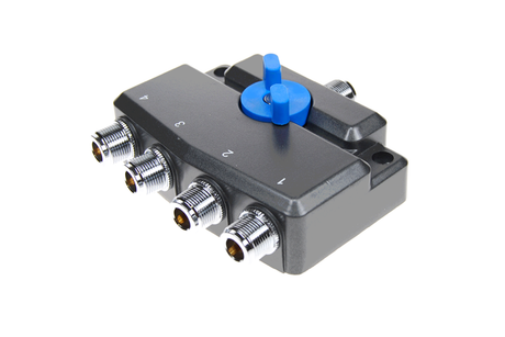 K-PO_20AV-SW-N-0M4N-2N 4-weg antenne switch met blauwe knop bovenop