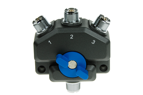 K-PO SW3M antenne switch met een bereik tot 800 MHz voorzien van UHF-Female connectoren