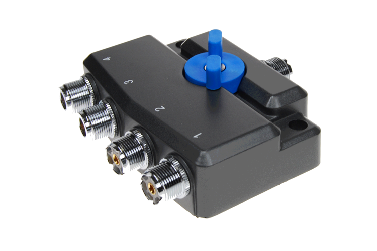 K-PO AV-SW-M-2M2N 4-weg antenne switch met 1x UHF-Female ingang, 2x UHF-Female uitgang en 2x N-Female uitgang