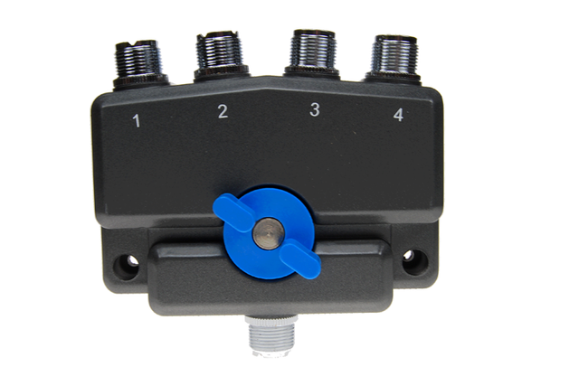 Bovenkant van de K-PO AV-SW-M-2M2N 4-weg antenne switch 2x UHF-Female uitgang en 2x N-Female uitgang