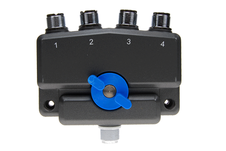 Zijkant K-PO AV-SW-N-2M-2N antenne switch met vier aansluitingen 