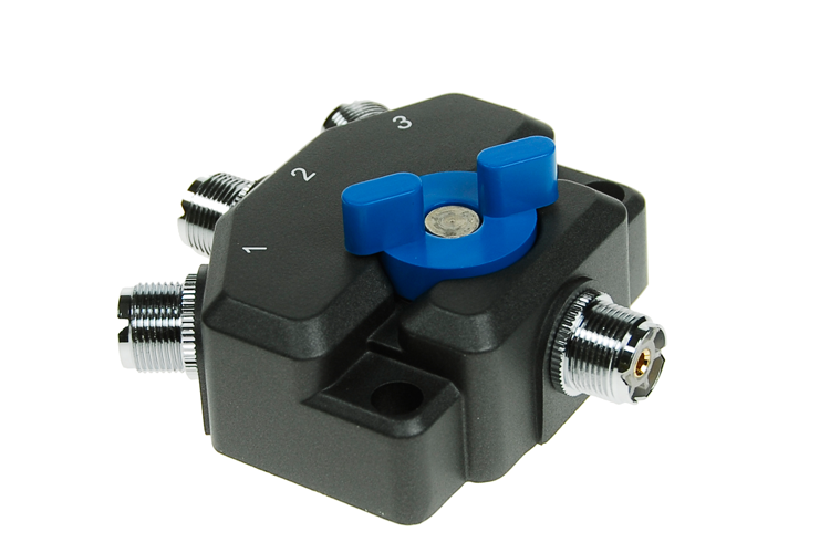 Bovenkant van de KPO SW3M triplexer met drie UHF-Female ingangen en een UHF-Female (PL) uitgang en een blauwe schakelaar bovenop