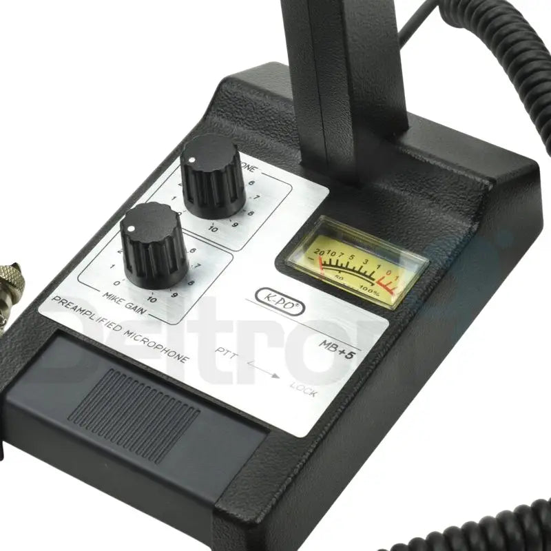 Bovenkant bedieningspaneel met analoge meter en bedieningsknoppen op de Zetag stijl tafelmicrofoon de KPO MB+5 DX