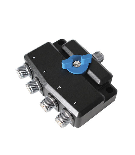 Bovenkant Komunica PWR-SW4M 4-weg antenne switchmet vier UHF-Female uitgangen en een UHF-Female ingang
