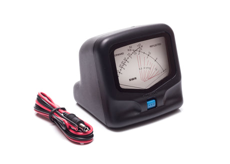 Komunica SX-40 SWR- en Watt meter met  kruisnaald weergave op het display en meegeleverde voedingskabel