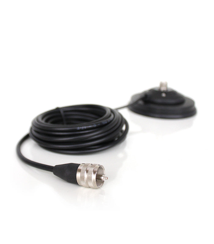 Close-up RG58 antennekabel met een PL-aansluiting (UHF-Male) voor op de transceiver