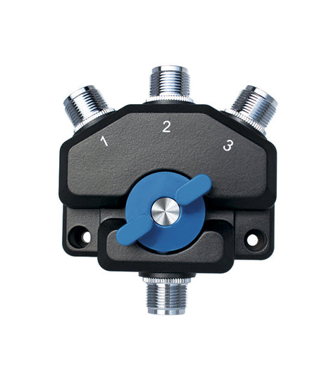 Bovenkant van de Komunica PWR-SW3N 3-weg antenne switch