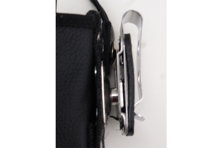 Achterzijde van leren beschermtasje met metalen riemclip voor de SDS100E van Uniden