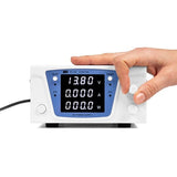 Een hand die de draaiknop bedient op de MFJ PC-103 power supply (voeding)