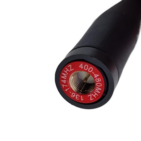 Close-up van de SMA-Male aansluiting op de Midland R01940 handheld UHF/VHF antenne