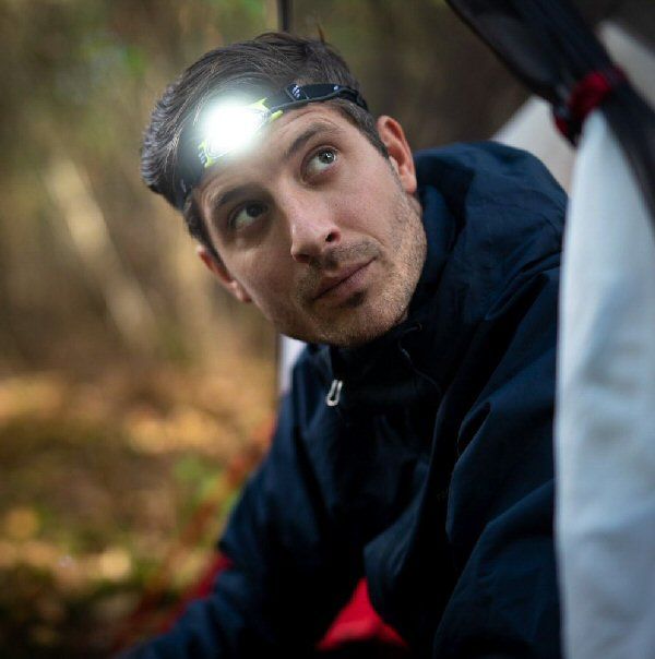 Man in de buitenlucht met een Favour H1017 hoofdlamp op zijn hoofd