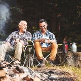Midland ER300 noodradio in gebruik door twee mannen die aan het relaxen zijn bij het kampvuur