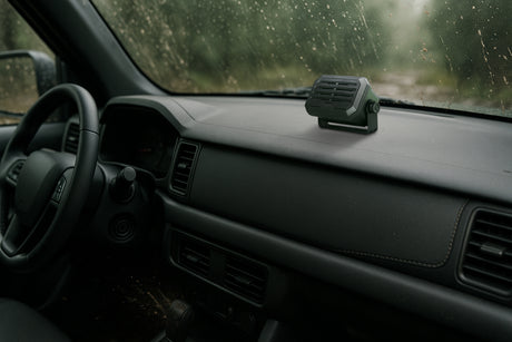 Midland AUX28 Xtreme externe luidspreker op de dashboard van een auto