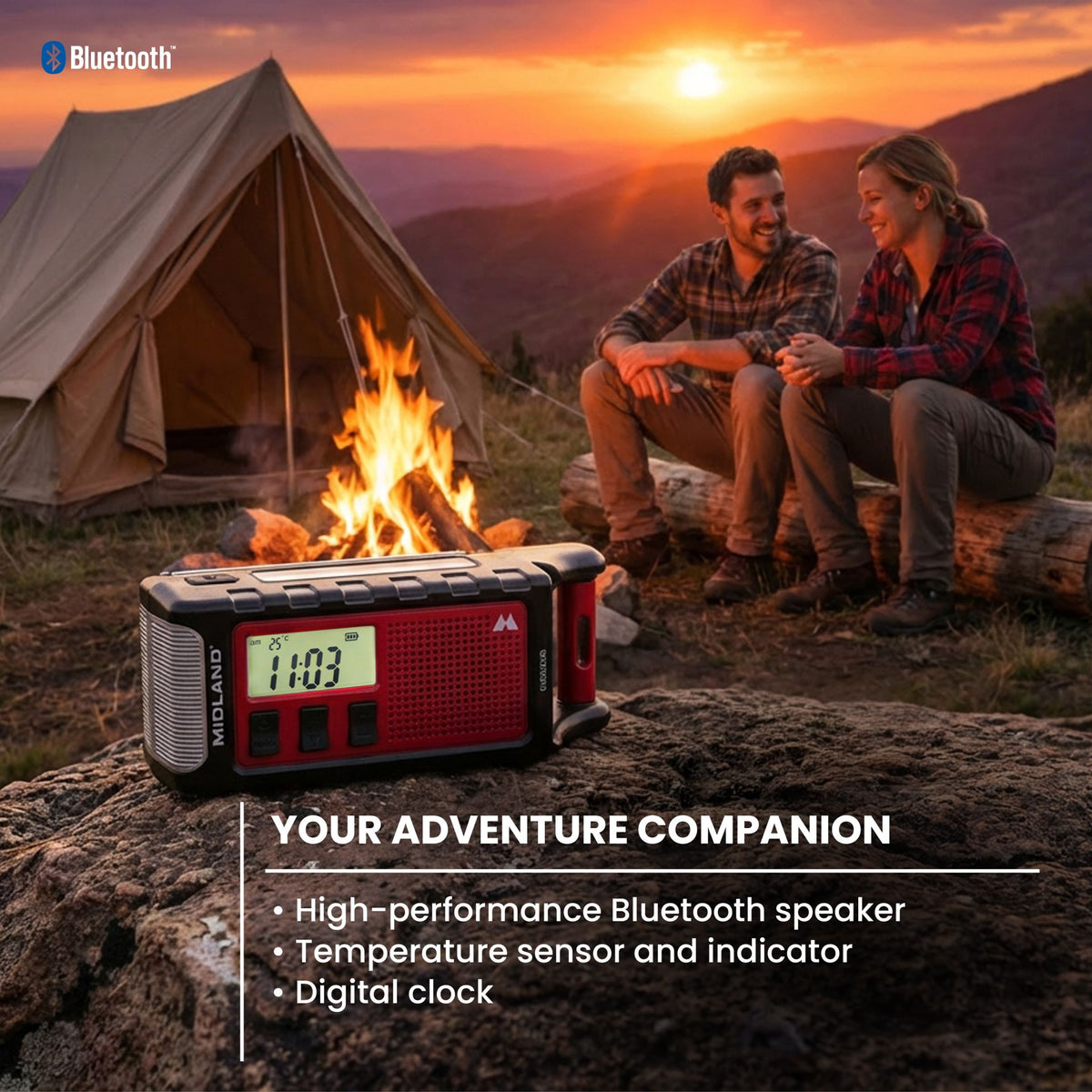 Midland C1663 ER300 Pro emergenc radio bij een kampvuur voor een tent waar een man en vrouw op een boomstam zitten bij zonsondergang
