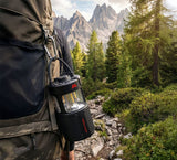 Midland ER-lantaarn bevestigd aan een rugzak met een karabijnhaak 