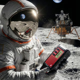 Midland ER300 Pro emergency radio in de handen van een astronaut op de maan