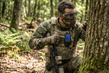 Midland G7 EVO bevestigd aan de bodyprotector van een maan die aan airsoft meedoet