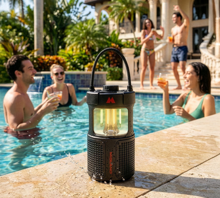 Midland ER-lantaarn die op de rand van een zwembad staat waar mensen in zitten en plezier hebben