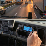 Midland 38 27MC transceiver ingebouwd in het dashboard van een vrachtwagen die op de snelweg rijdt