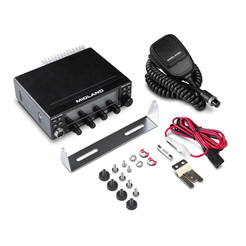 De Midland 8001 Pro met alle meegeleverde accessoires zoals een 12V voedingskabel, MDL4190 microfoon, ophangbeugel met schroeven en een microfoonhouder