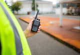 Midland G11 Pro PMR446 portotoon in gebruik door een persoon