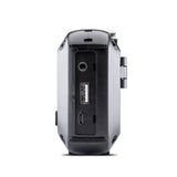 Achterzijde Midland ER100 noodradio AM/FM met USB-poort, koptelefoon aansluiting 