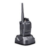 Midland G15 Pro NC PMR446 portofoon in de meegeleverde desktop lader