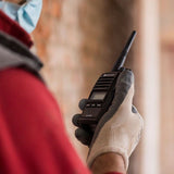 Midland PMR446 G18 Pro met noice cancelling in de hand van een persoon