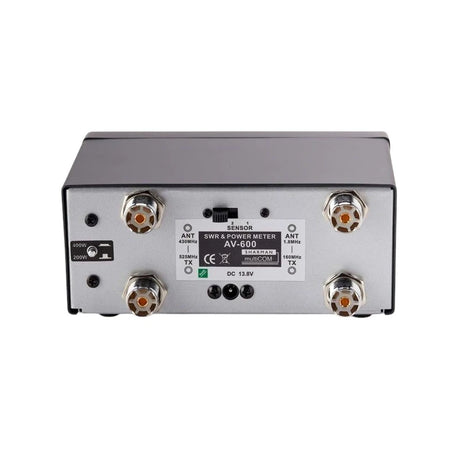 Achterzijde van de Moonraker SWR-600 SWR en Watt meter met twee keer twee aansluitingen voor de antenne en transceiver