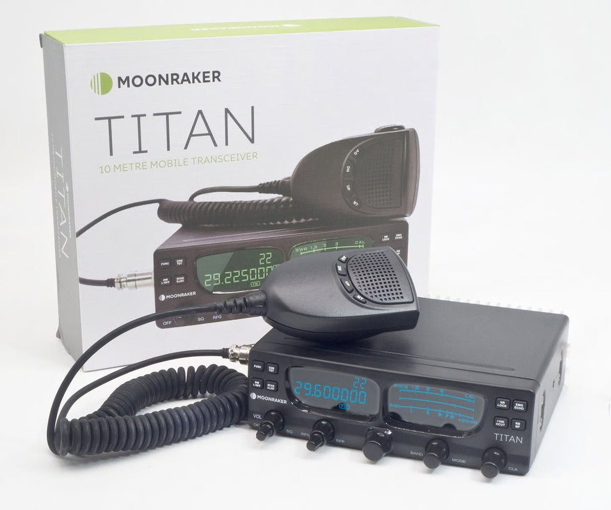 Moonraker Titan V2 10M transceiver met handmicrofoon en originele verpakking op de achtergrond