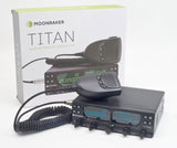 Moonraker Titan V2 10M transceiver met handmicrofoon en originele verpakking op de achtergrond