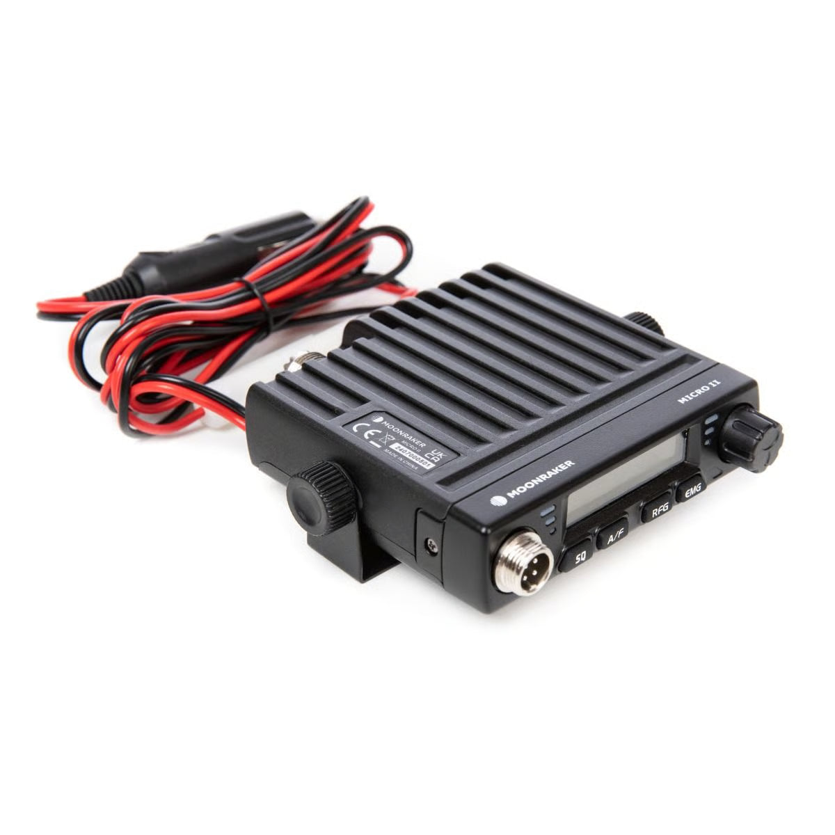 Schuin van voren gezien de Moonraker Micro-II 27MHz CB radio met bevestigingsbeugel en voedingskabel