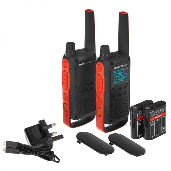 Motorola T82 Walkie Talkie set met meegeleverde accessoires