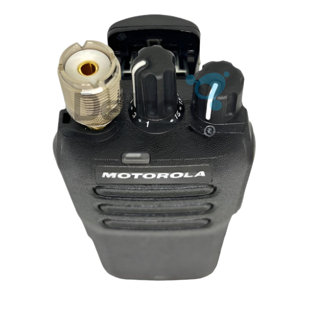 Motorola portofoon met een UHF-Female adapter op de antenne aansluiting zodat je een antenne met UHF-Male aansluiting kunt  gebruiken