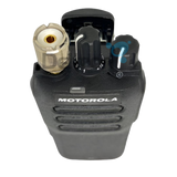 Motorola portofoon met een UHF-Female adapter op de antenne aansluiting zodat je een antenne met UHF-Male aansluiting kunt  gebruiken