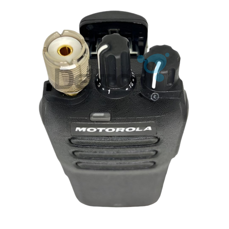 Motorola portofoon met een UHF-Female adapter op de antenne aansluiting zodat je een antenne met UHF-Male aansluiting kunt  gebruiken
