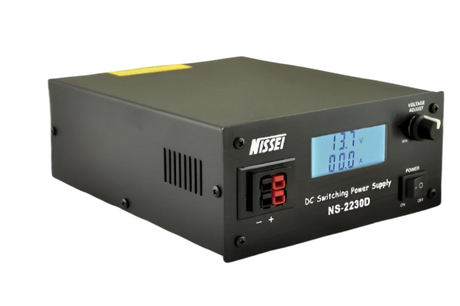Nissei NS-2230D digitale voeding met groot digitaal display, aansluitingen en bedieningsknoppen