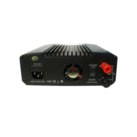 Achterkant van de Nissei NS-30SD elektronische voeding met daarop de aansluitingen en ventilator