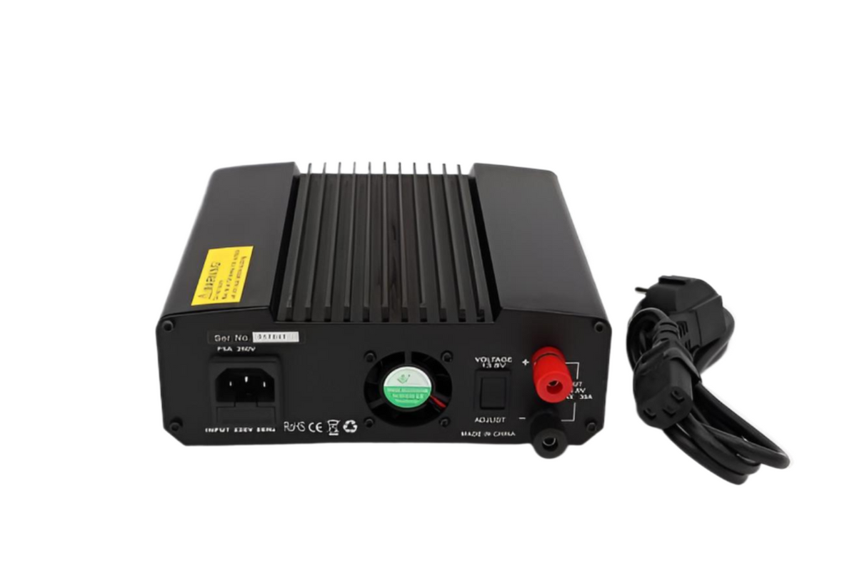 Achterkant Nissei NS-30SD schakelende voeding met meegeleverde 230V voedingskabel