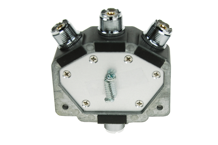 Onderzijde van de KPO SW3M triplexer, een antenne switch met drie ingangen voor frequentiebereik van 0 tot 800 MHz