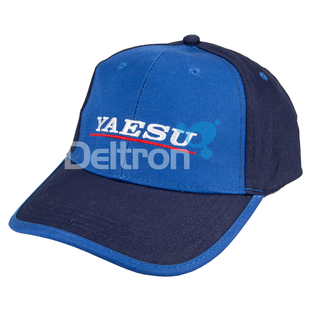 Originele pet van Yaesu in twee kleuren blauw met een rood accent en witte opdruk van de merknaam Yaesu