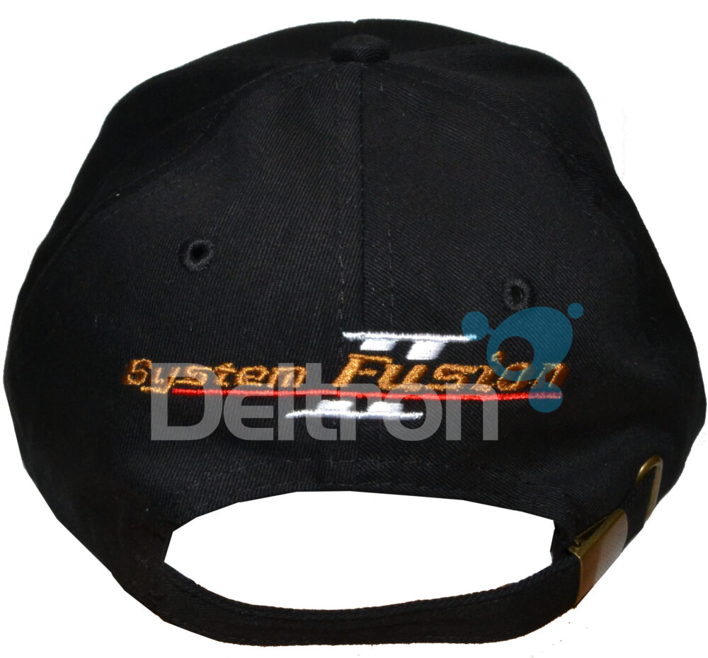 Achterzijde Yaesu pet model 2024 zwart met goudbruin en rood accent