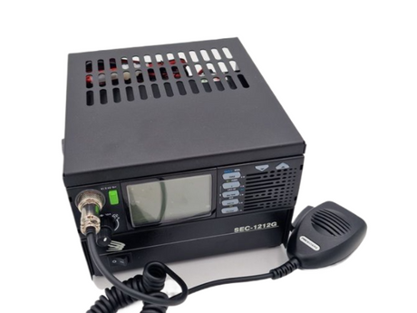 President JFK-3 set bestaande uit een President JFK-3 CB-radio, een Samlex SEC-1212G voeding en een RoadPro basisbehuizing